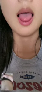 【雨哥91】20岁的骚逼！实拍花了30米玩到的骚逼很乖，人美后入射出