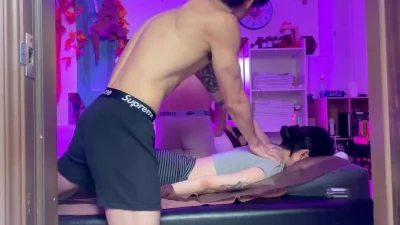 太会享受了！双人按摩4p，两个男技师身材好颜值高，8块腹肌按摩还有技